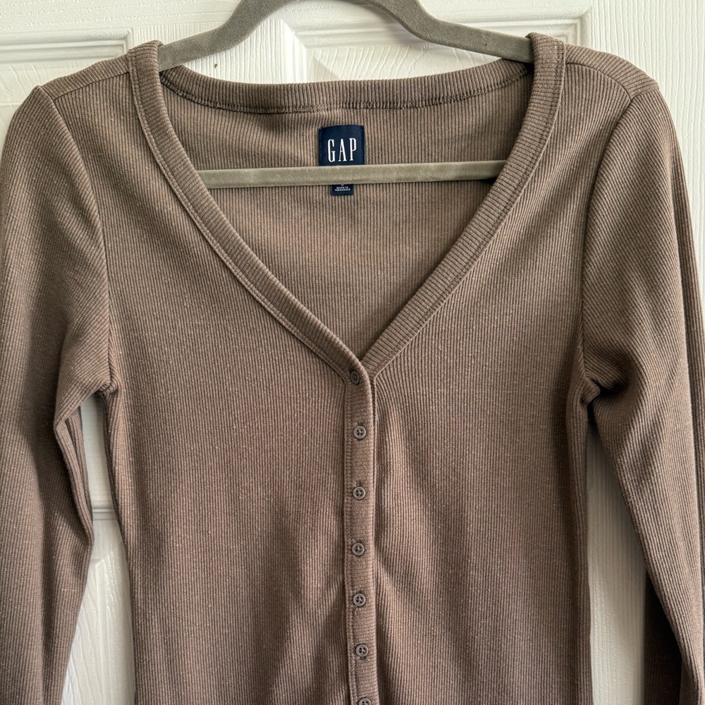 GAP Ribbed V-Neck Button-Front Long Sleeve Top